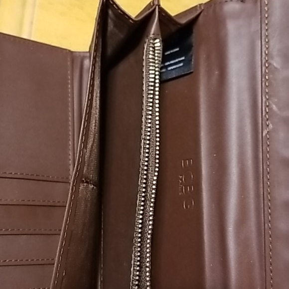 BCBG PARIS Tri-Fold Wallet - Boxed - Picture 7 of 13